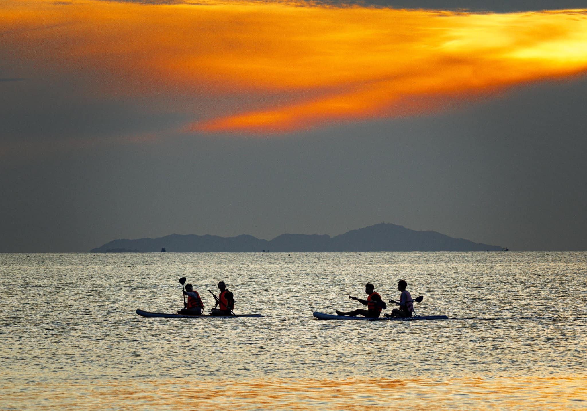 People on paddleboard